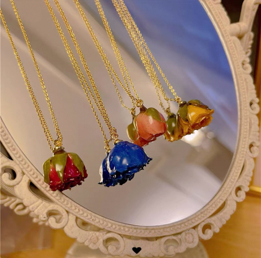 Collana con Pendente di Rosa Vera in Resina e Catena Placcata Oro