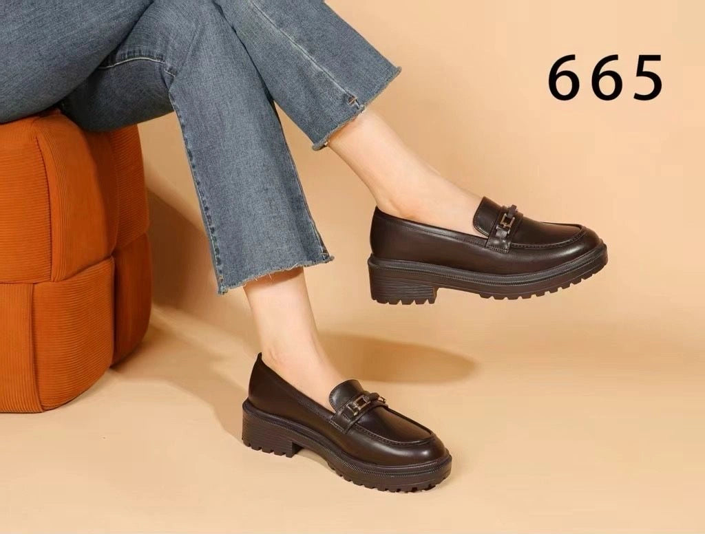 Modella che indossa mocassini chunky marroni da donna con suola spessa e morsetto metallico, abbinati a jeans - SUNTIMEMODA