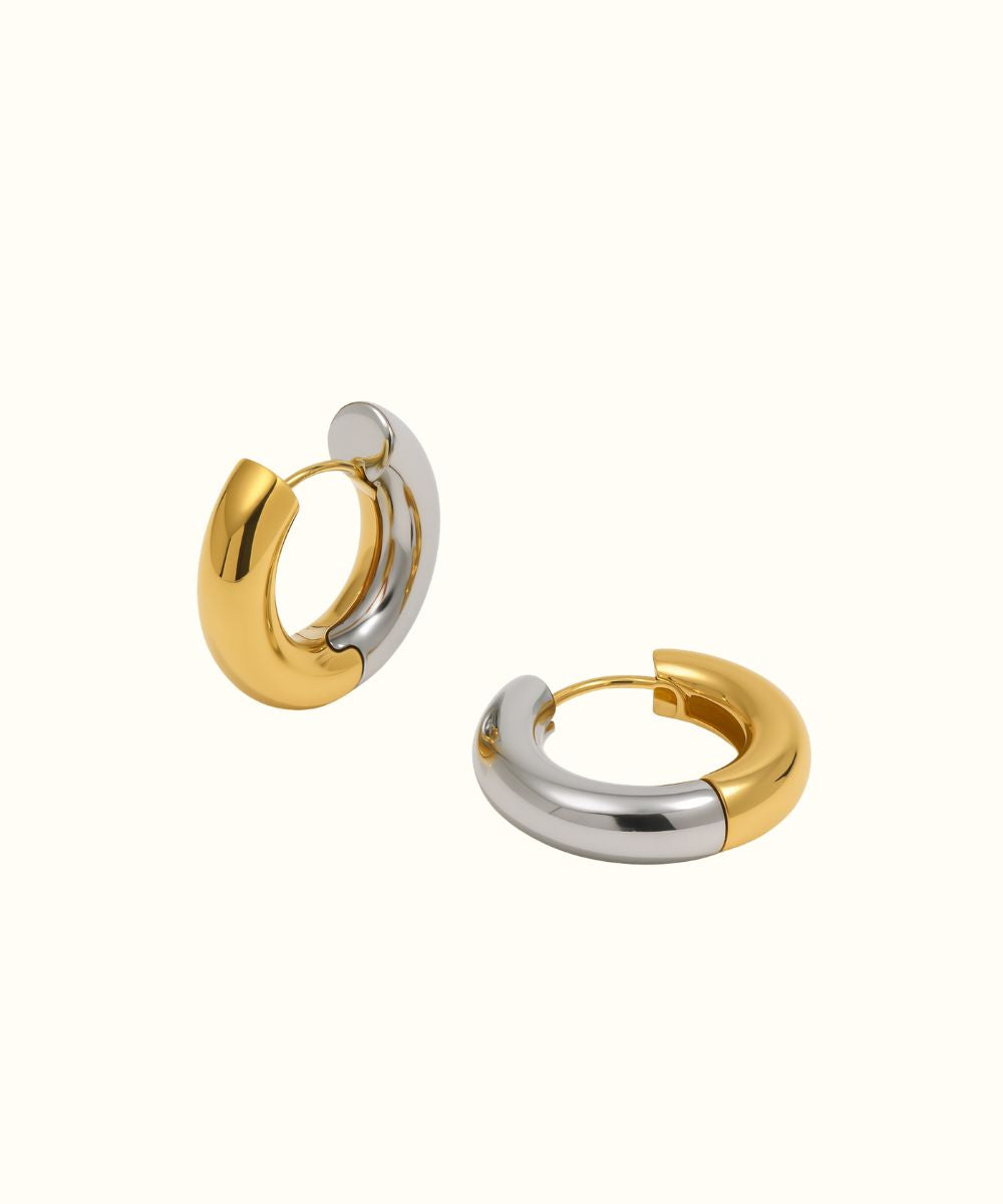 Vista dall'alto degli orecchini a cerchio bicolor Basic, dettaglio della finitura lucida oro e argento - Suntime Moda