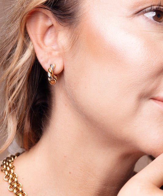 Modella con look elegante che indossa gli orecchini Torchon bicolore per uno stile sofisticato - Suntime Moda