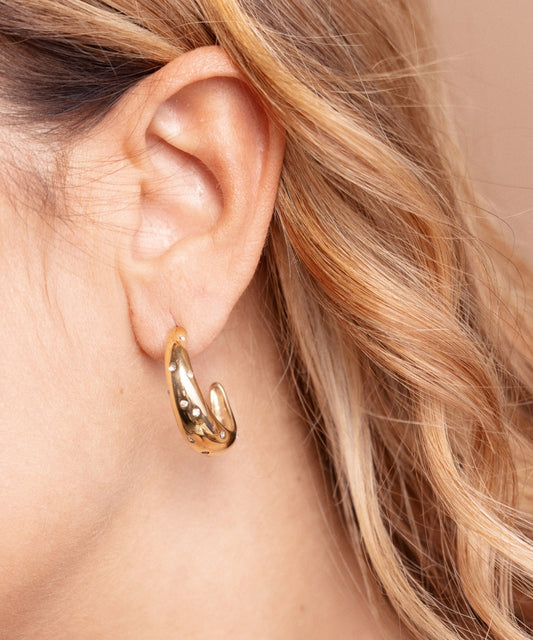 Modella che indossa gli orecchini e l'anello Rainbow per un look allegro e colorato che risalta - Suntime Moda