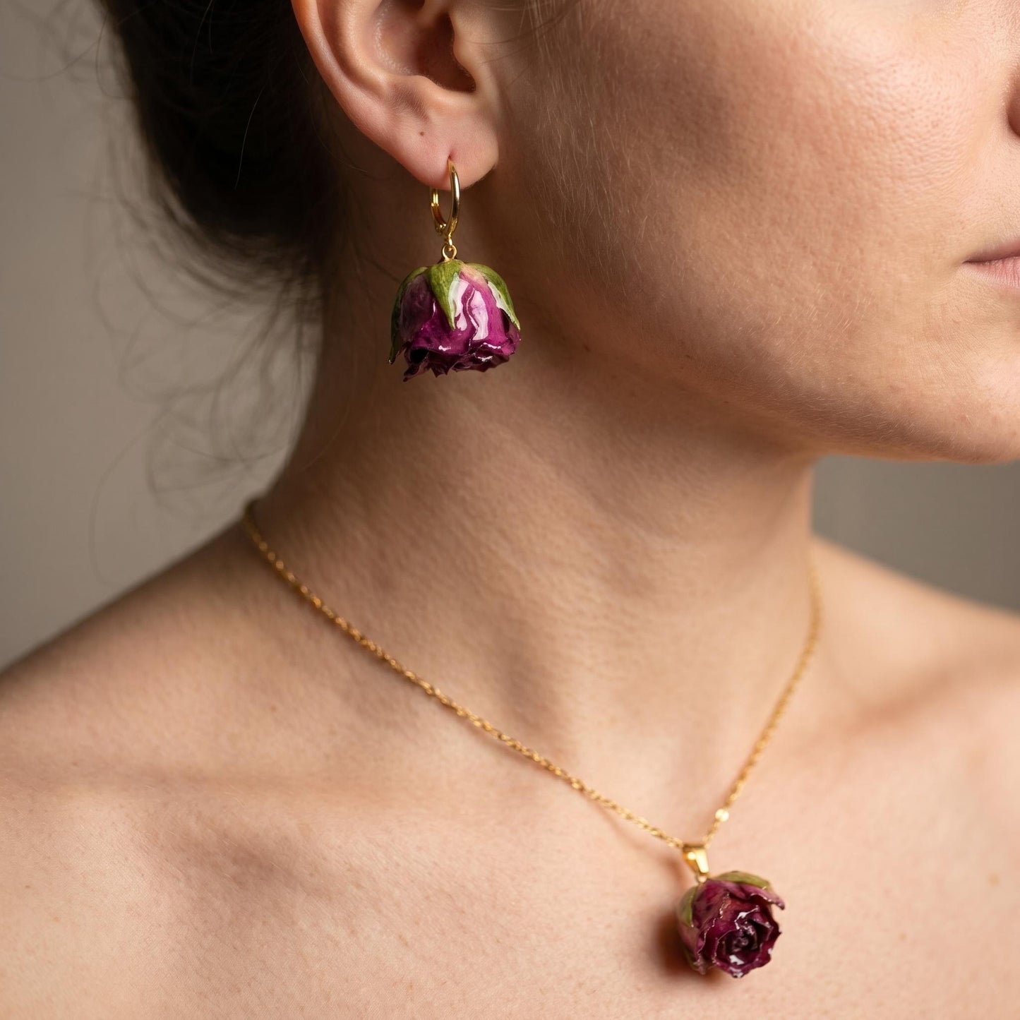 Collana con Pendente di Rosa Vera in Resina e Catena Placcata Oro