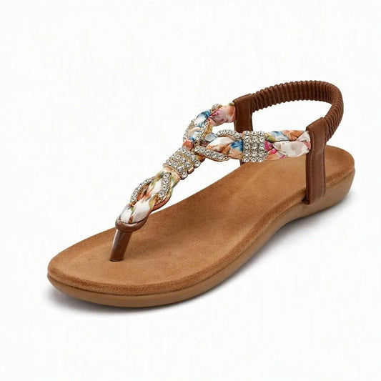 Sandalo infradito marrone con intreccio in tessuto floreale, dettagli in strass e cinturino elastico su sfondo bianco - SUNTIMEMODA