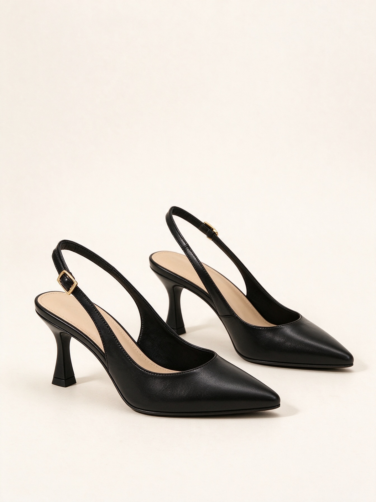Un paio di scarpe eleganti slingback nere da donna con punta sfilata, cinturino posteriore e tacco a rocchetto da 5 cm - SUNTIMEMODA