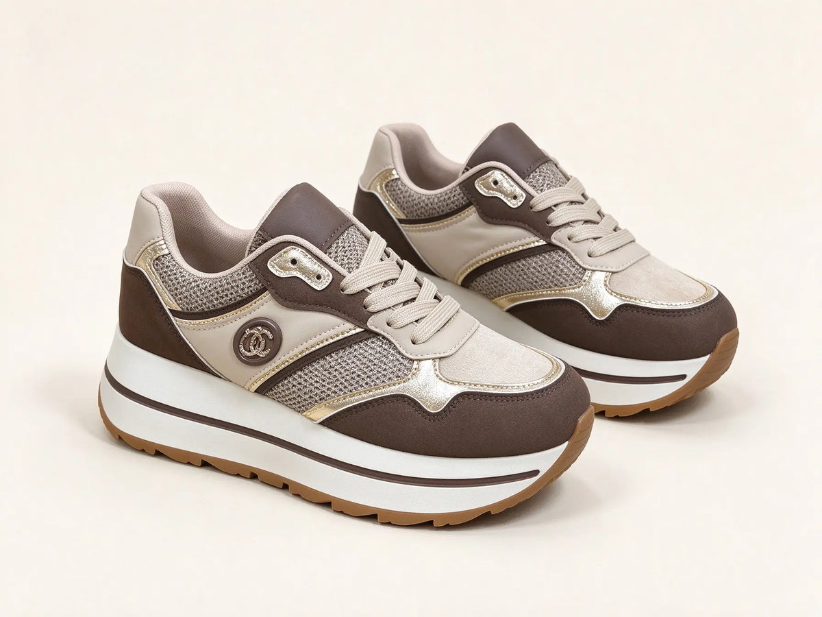 Un paio di sneakers chunky da donna in color marrone e beige, con tomaia multimateriale, dettagli dorati e suola platform spessa, su sfondo bianco - SUNTIMEMODA