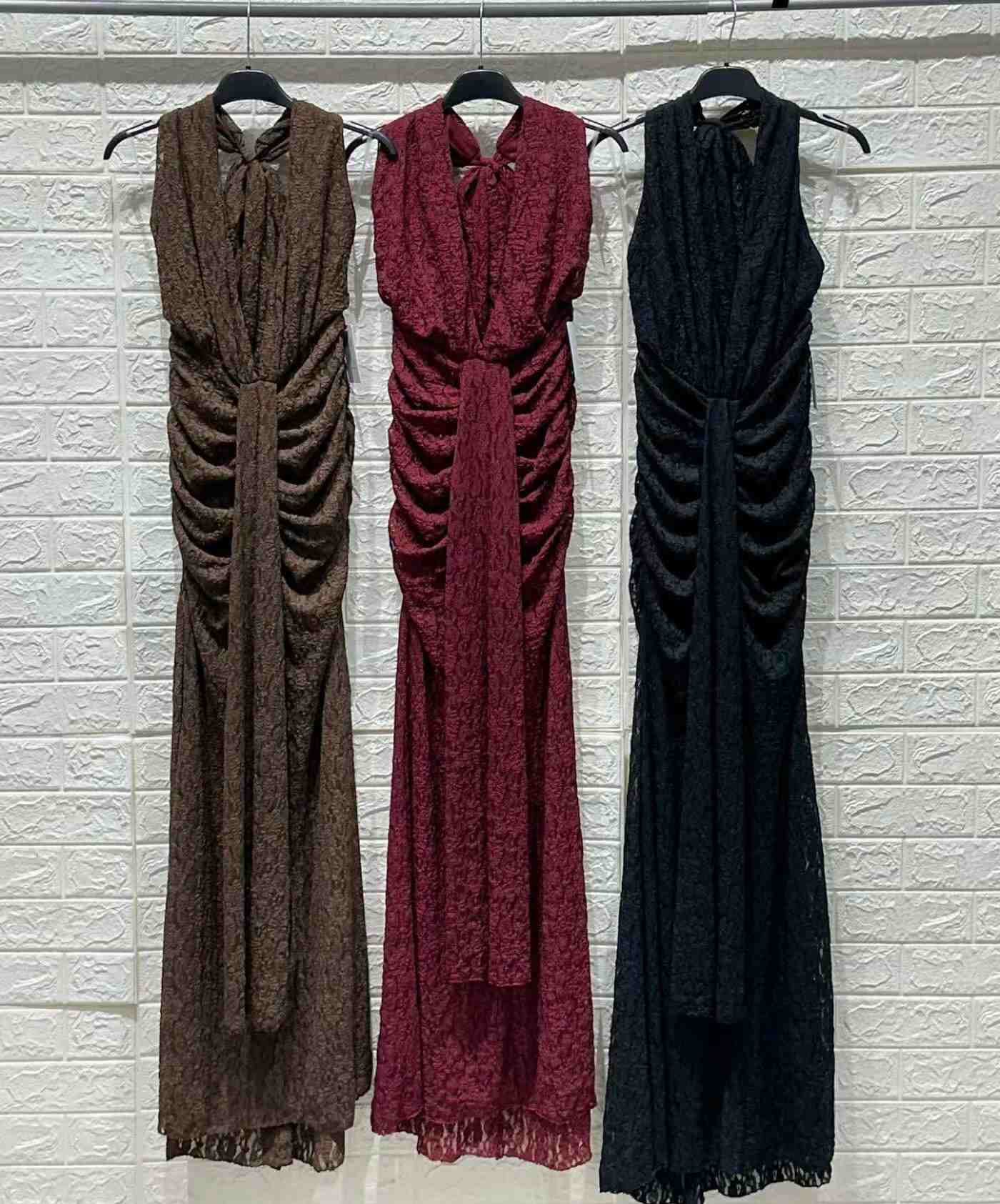 Abito lungo in pizzo con scollo all'americana e scollo a V profondo COLOR - SUNTIMEMODA