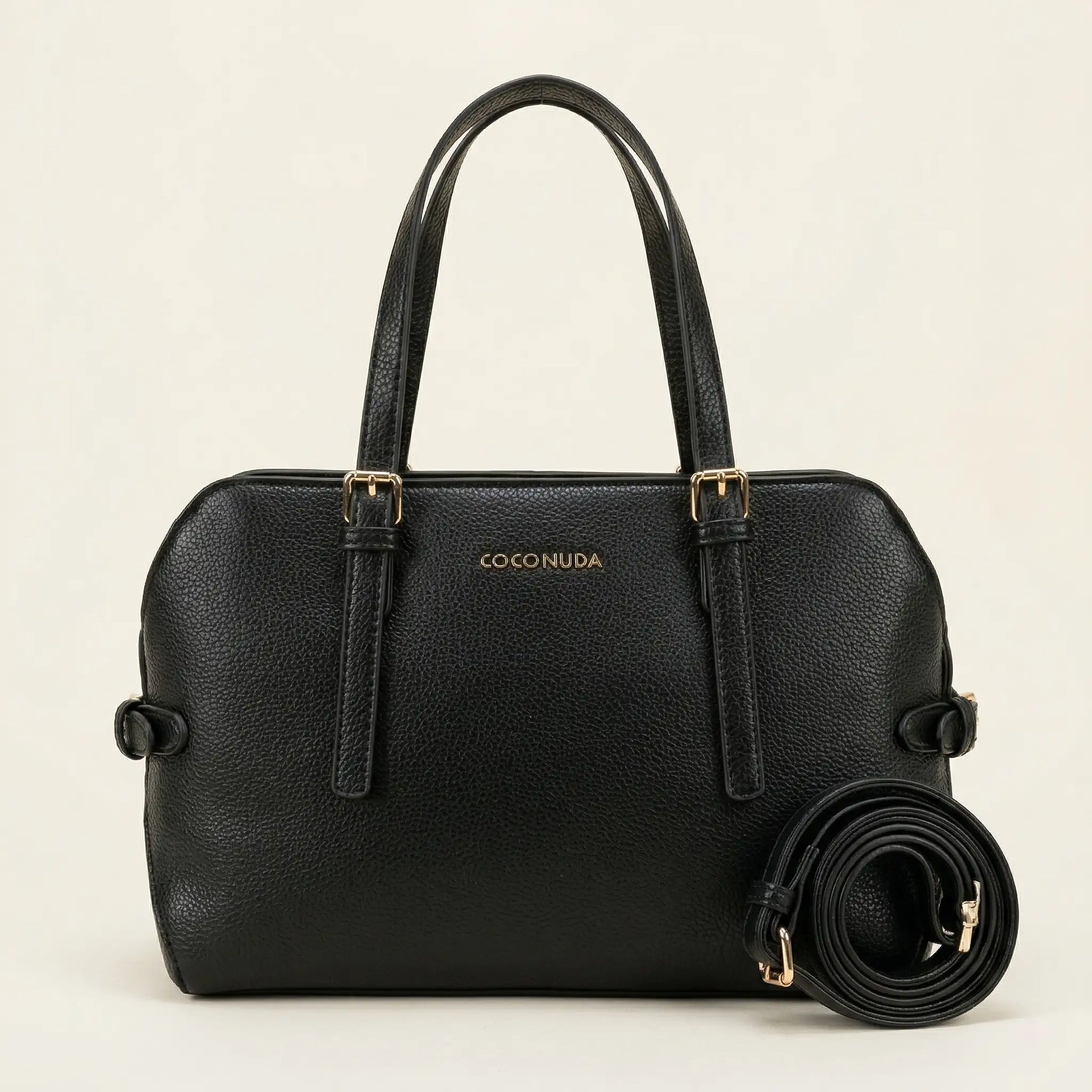 Borsa a mano Coconuda nera modello bauletto con logo dorato e tracolla regolabile arrotolata - SUNTIMEMODA