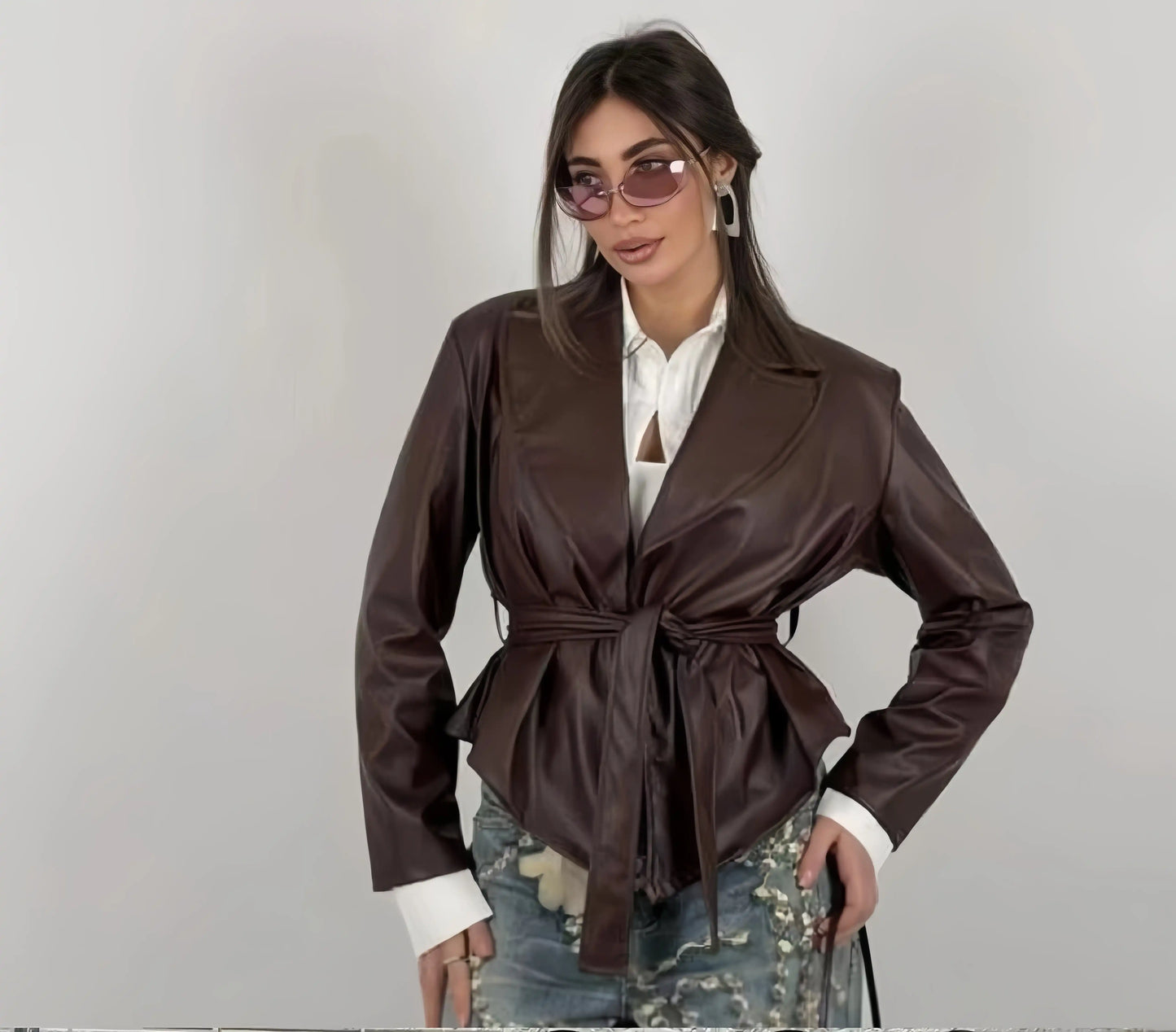 Dettaglio giacca ecopelle marrone scuro con cintura regolabile e look trendy primavera - SUNTIMEMODA