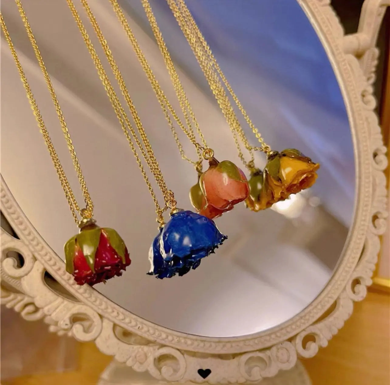 Collana con Pendente di Rosa Vera in Resina e Catena Placcata Oro