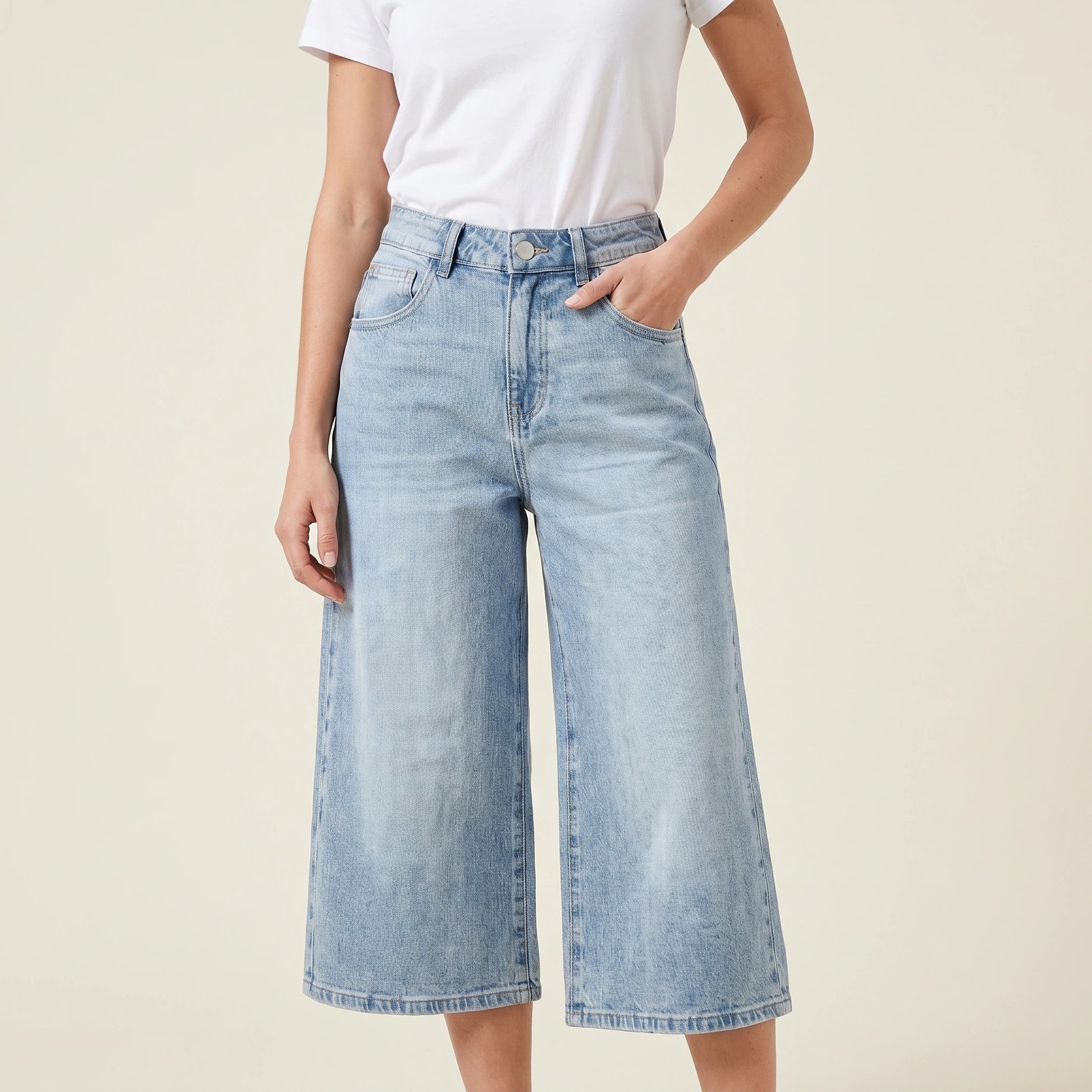 Jeans culotte a gamba larga lavaggio chiaro vista frontale indossati - SUNTIMEMODA