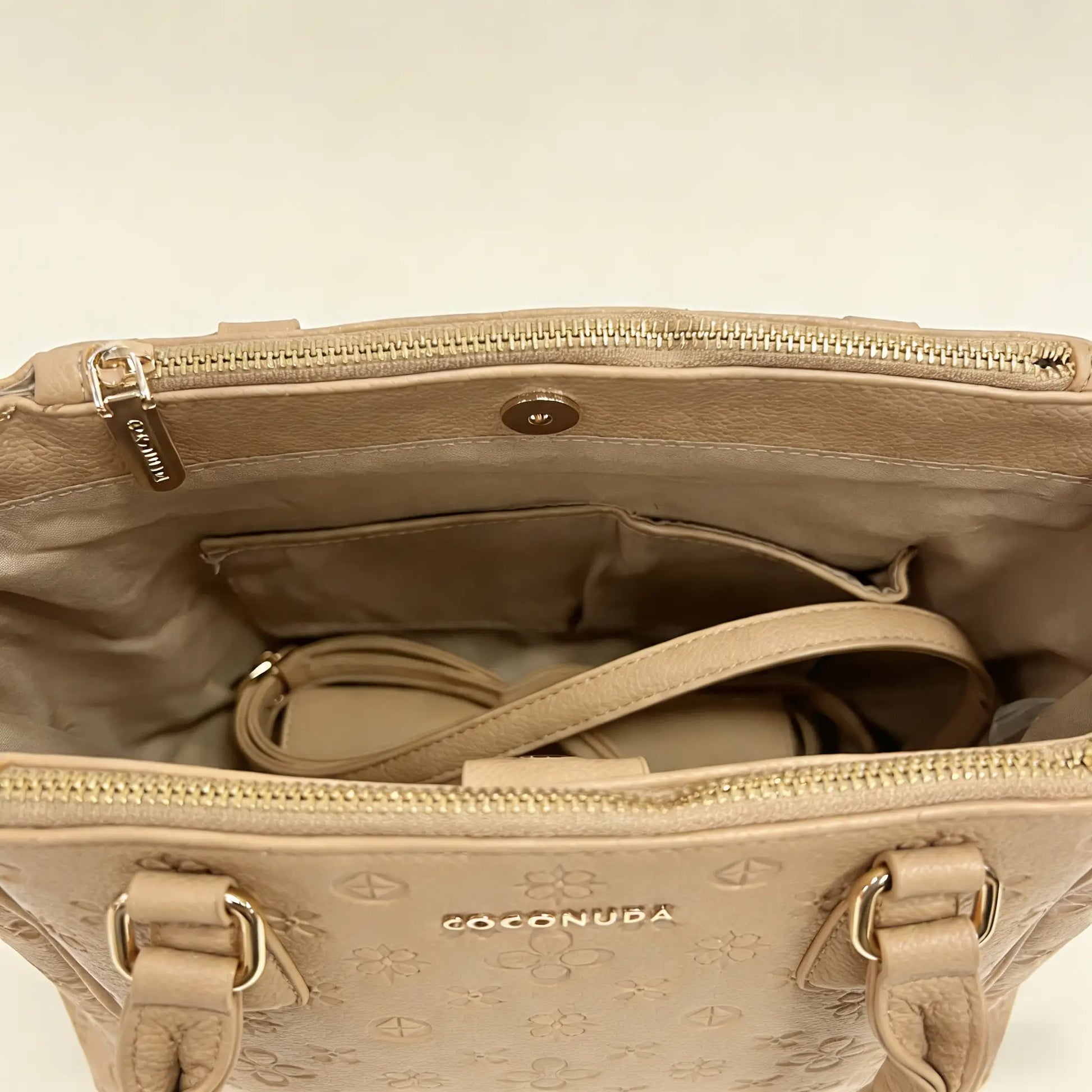 Vista interna borsa Coconuda con scomparti e chiusura magnetica - SUNTIMEMODA