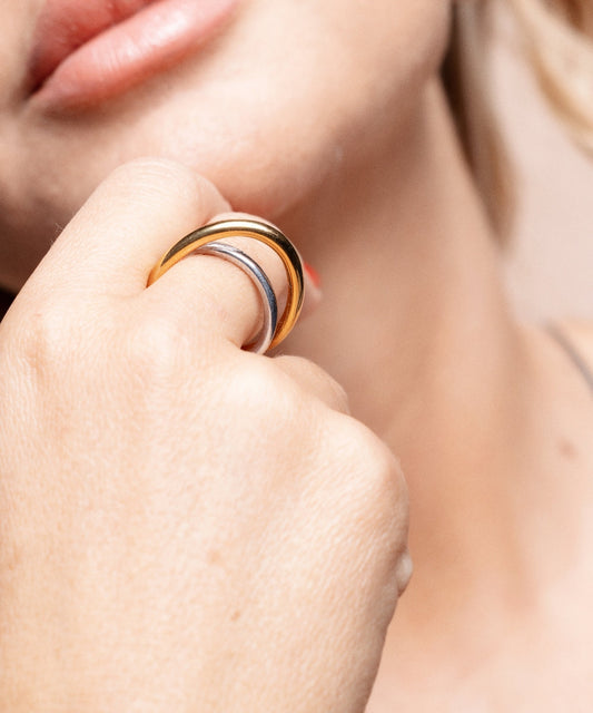 Dettaglio mano donna con anello Atena bicolor sull'indice, design elegante che mixa oro e argento - Suntime Moda