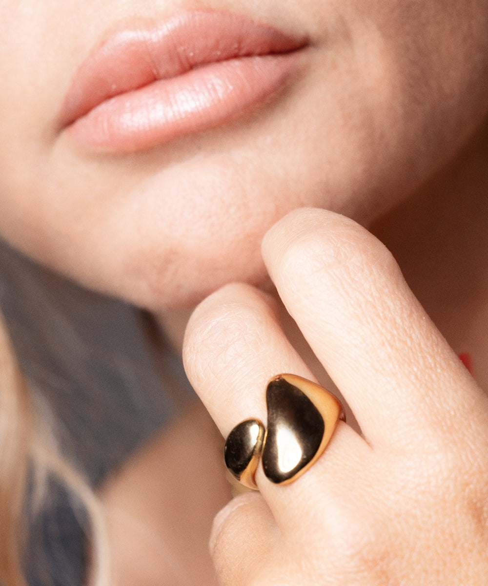 Anello modello Bold con design minimalista e linee pulite per uno stile deciso - Suntime Moda