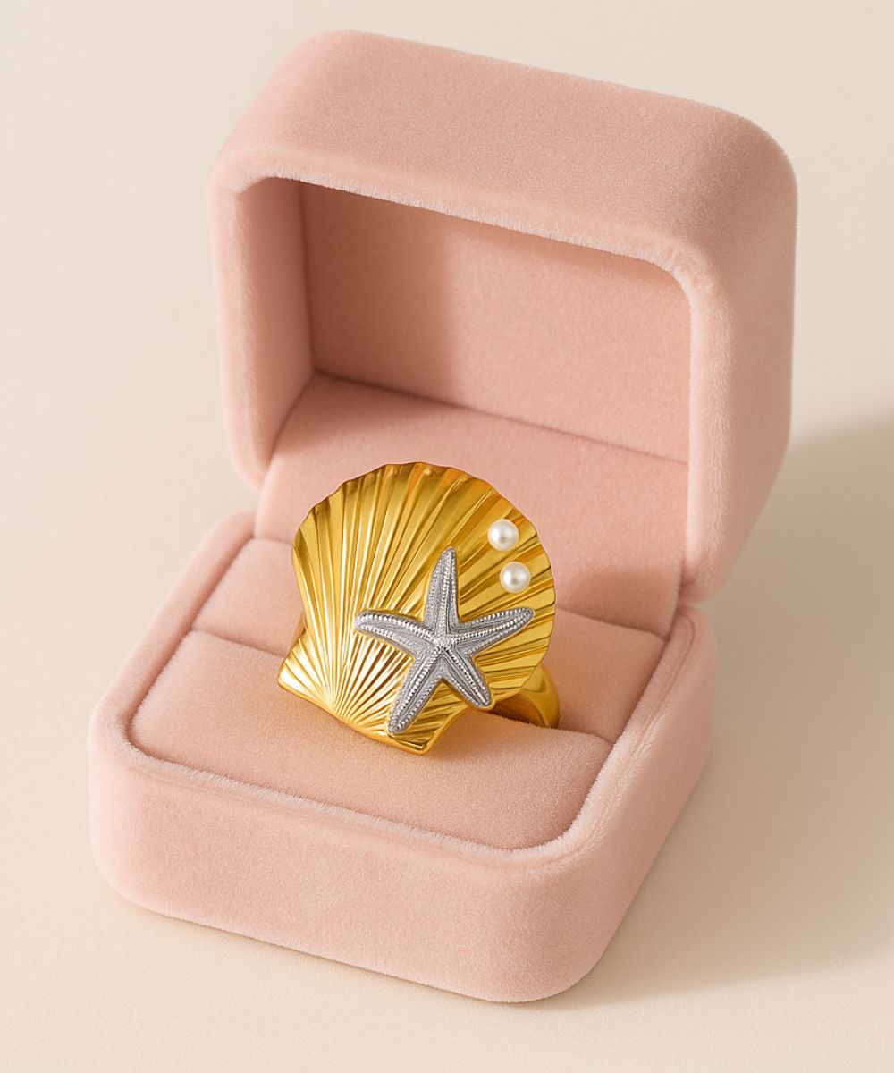 Anello modello Santorini su sfondo bianco con design a conchiglia, perle applicate e stella marina dorata - Suntime Moda