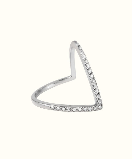 Vista ravvicinata dell'Anello V che mostra la cura dell'incastonatura e la brillantezza delle pietre - Suntime Moda