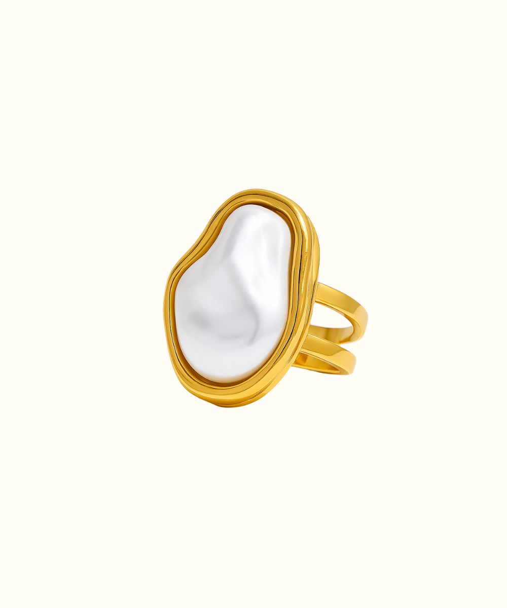 Anello regolabile in oro con grande pietra madreperla bianca di forma irregolare su sfondo bianco - Suntime Moda