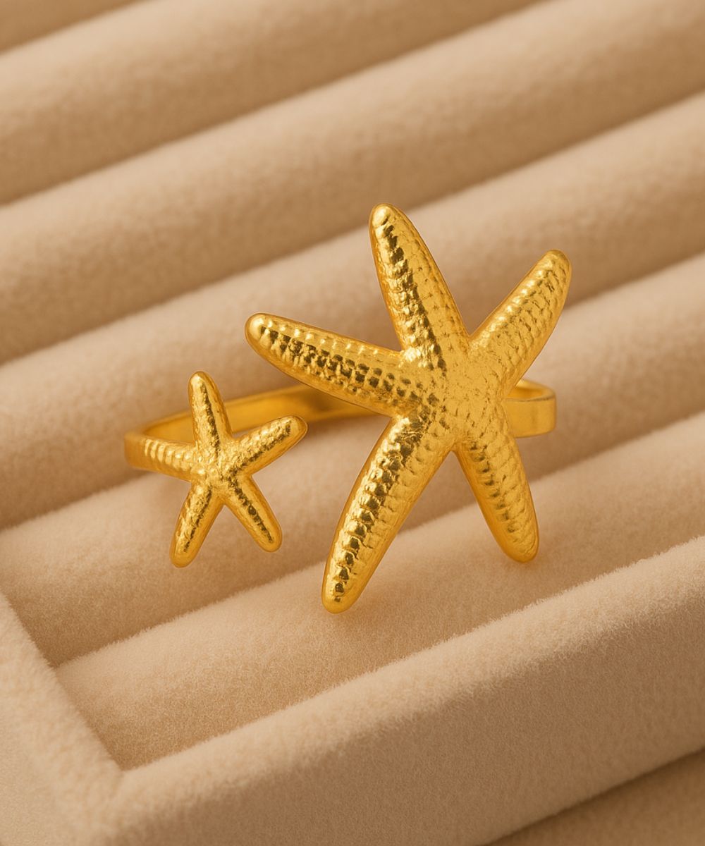 Anello modello Maldive con design ispirato alle stelle marine in finitura oro su sfondo bianco - Suntime Moda