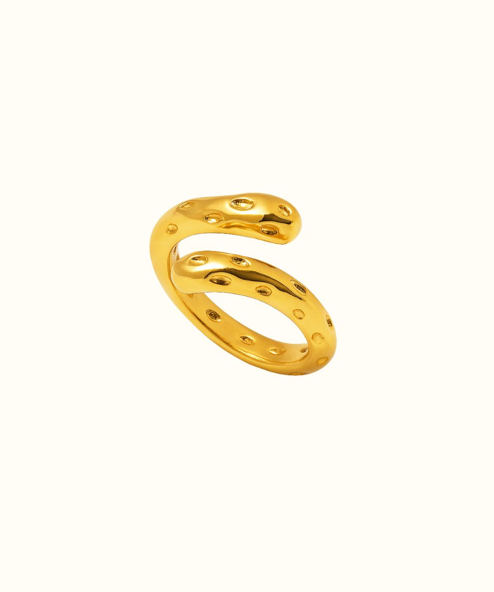 Dettaglio dell'anello Meteora che mostra la lavorazione raffinata e l'eleganza dei materiali di alta qualità - Suntime Moda