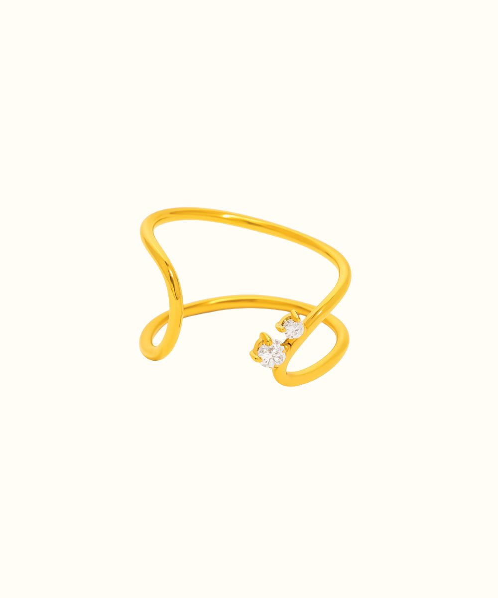 Anello Essential in oro con design a filo irregolare ondulato e due zirconi incastonati alle estremità - Suntime Moda