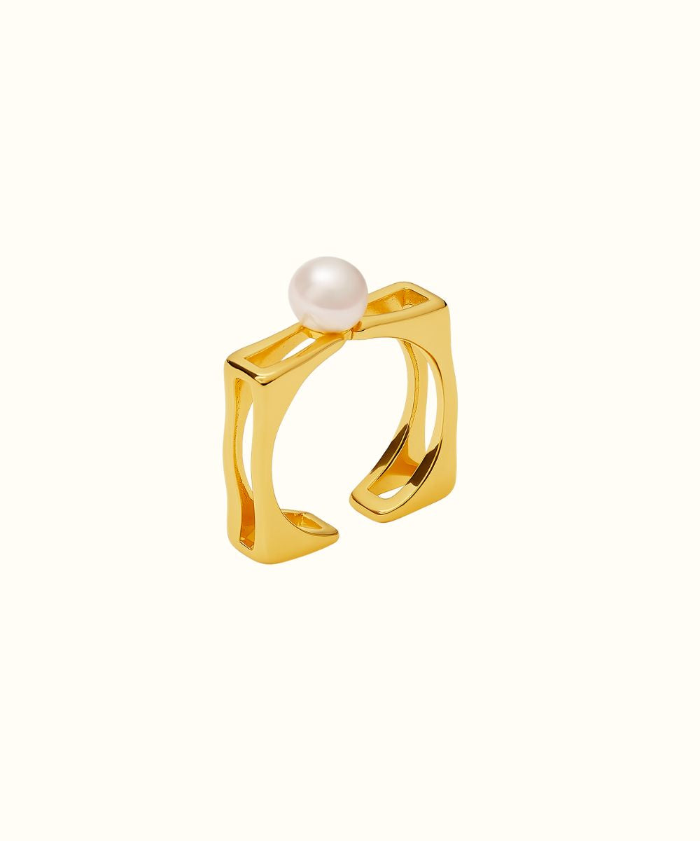 Anello elegante con perla rettangolare incastonata su montatura geometrica in oro - Suntime Moda