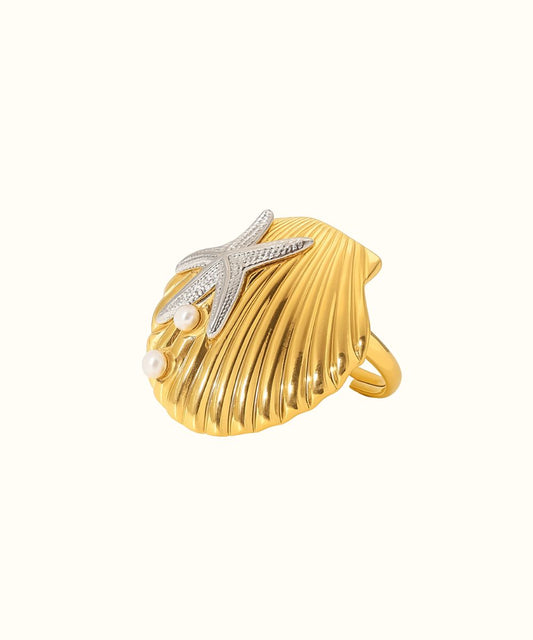 Dettaglio dell'anello Santorini a forma di conchiglia con stella marina e perle, ispirato alle coste mediterranee - Suntime Moda