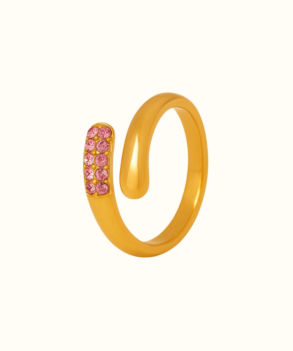 Anello a forma di spirale in oro con pavé di zirconi rosa, design aperto e regolabile su sfondo bianco - Suntime Moda