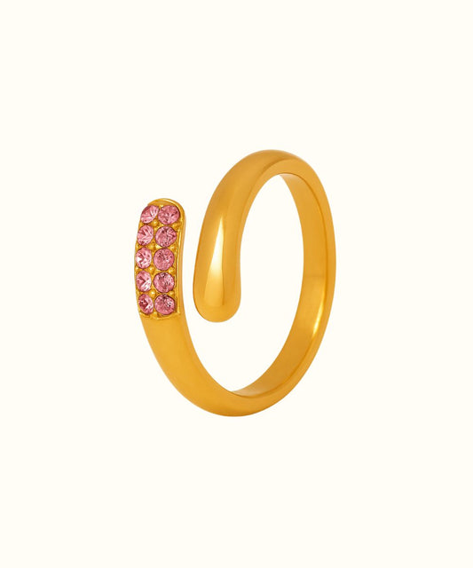 Anello a forma di spirale in oro con pavé di zirconi rosa, design aperto e regolabile su sfondo bianco - Suntime Moda