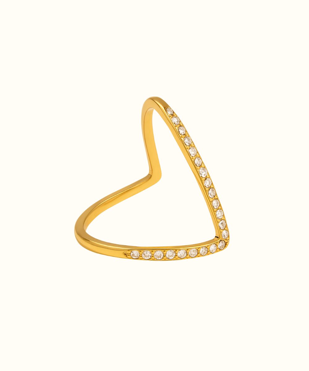 Anello modello V con design geometrico moderno e zirconi scintillanti su sfondo bianco - Suntime Moda