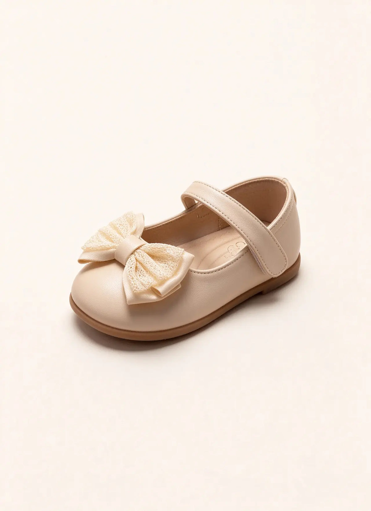 Una dolcissima scarpetta ballerina beige per bambina in ecopelle, con chiusura a strappo e un grazioso fiocco in pizzo sulla punta - SUNTIMEMODA