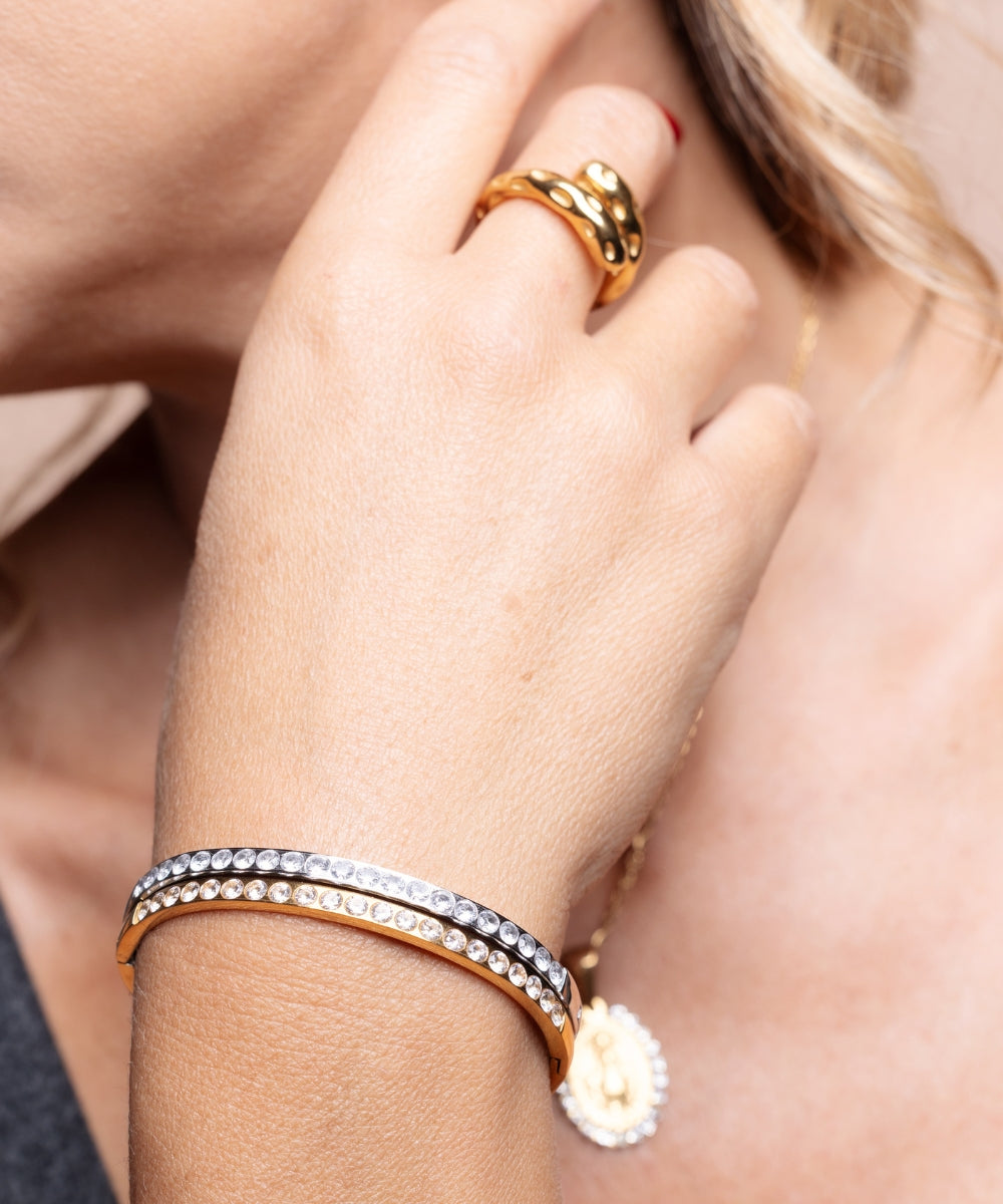 Modella che indossa il bracciale rigido Cristal per brillare in ogni occasione con stile e classe - Suntime Moda