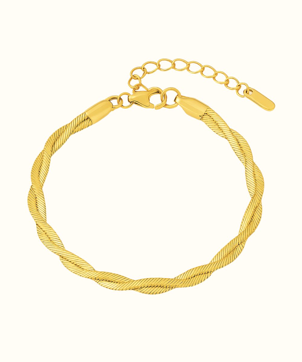 Bracciale Elisa color oro con design a catena piatta intrecciata su sfondo bianco - Suntime Moda