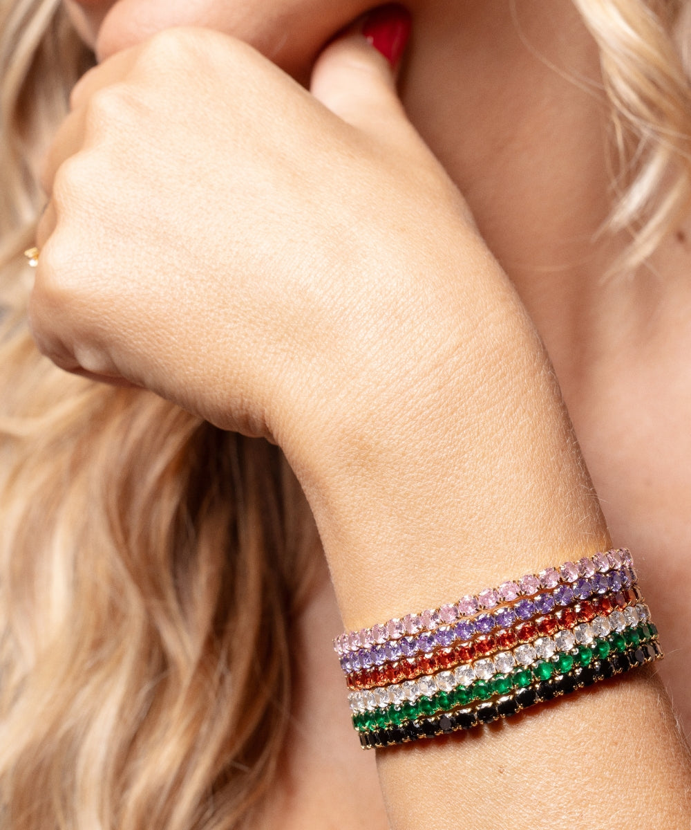 Modella che indossa il Bracciale Glow, un tennis colorato che unisce eleganza senza tempo e personalità - Suntime Moda