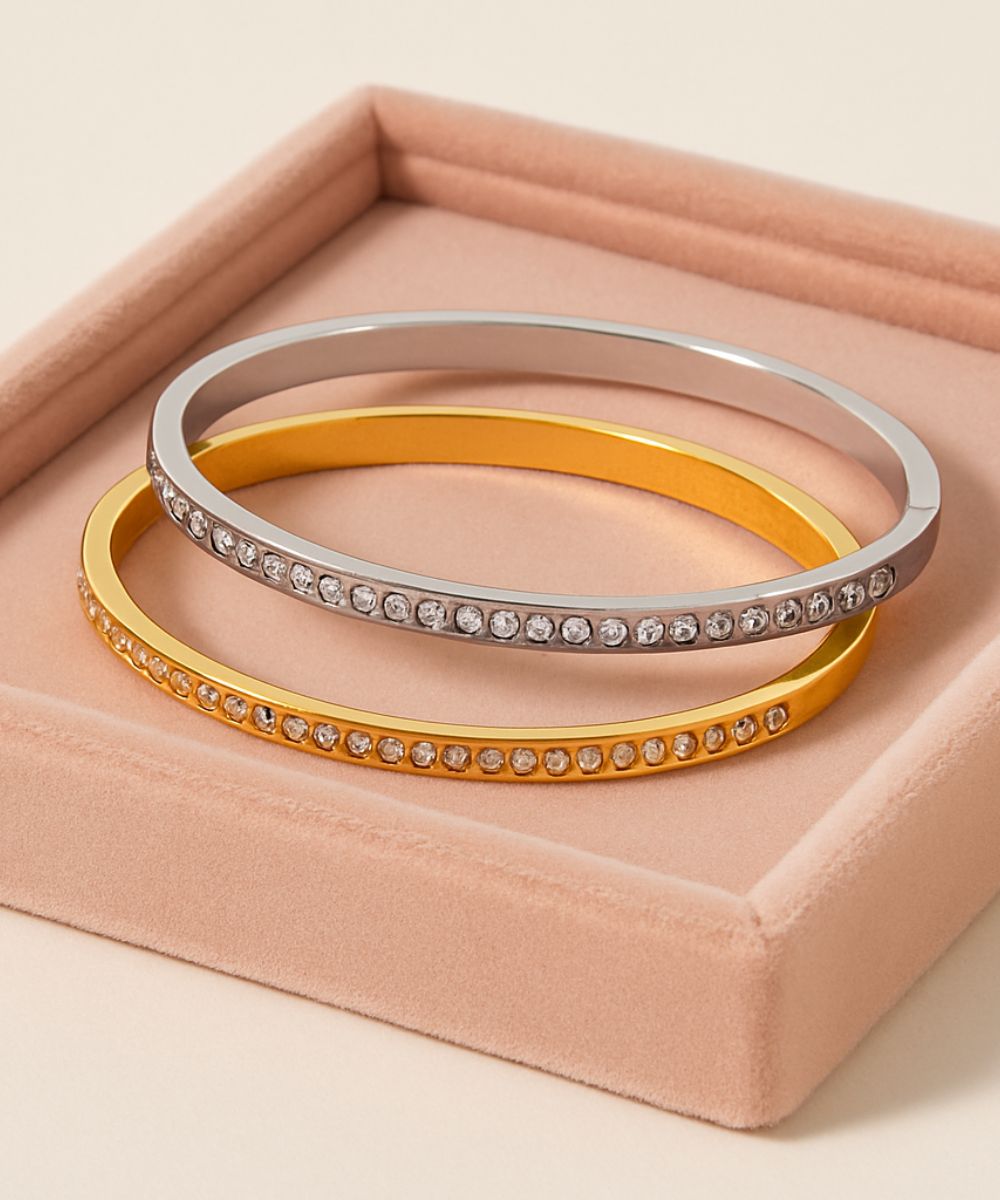 Bracciale rigido modello Cristal impreziosito da pietre luccicanti incastonate per un tocco di brillantezza - Suntime Moda