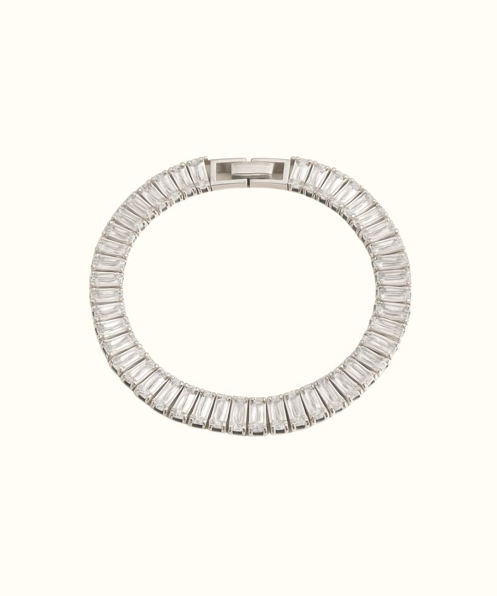 Bracciale tennis modello Syncro in finitura argento con zirconi bianchi taglio rettangolare su sfondo bianco - Suntime Moda