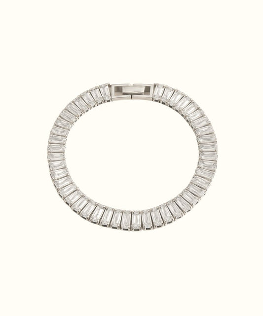 Bracciale tennis modello Syncro in finitura argento con zirconi bianchi taglio rettangolare su sfondo bianco - Suntime Moda
