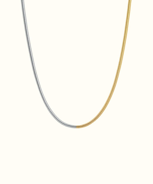 Collana modello Bicolor Slim a catena sottile con design a contrasto oro e argento su sfondo bianco - Suntime Moda