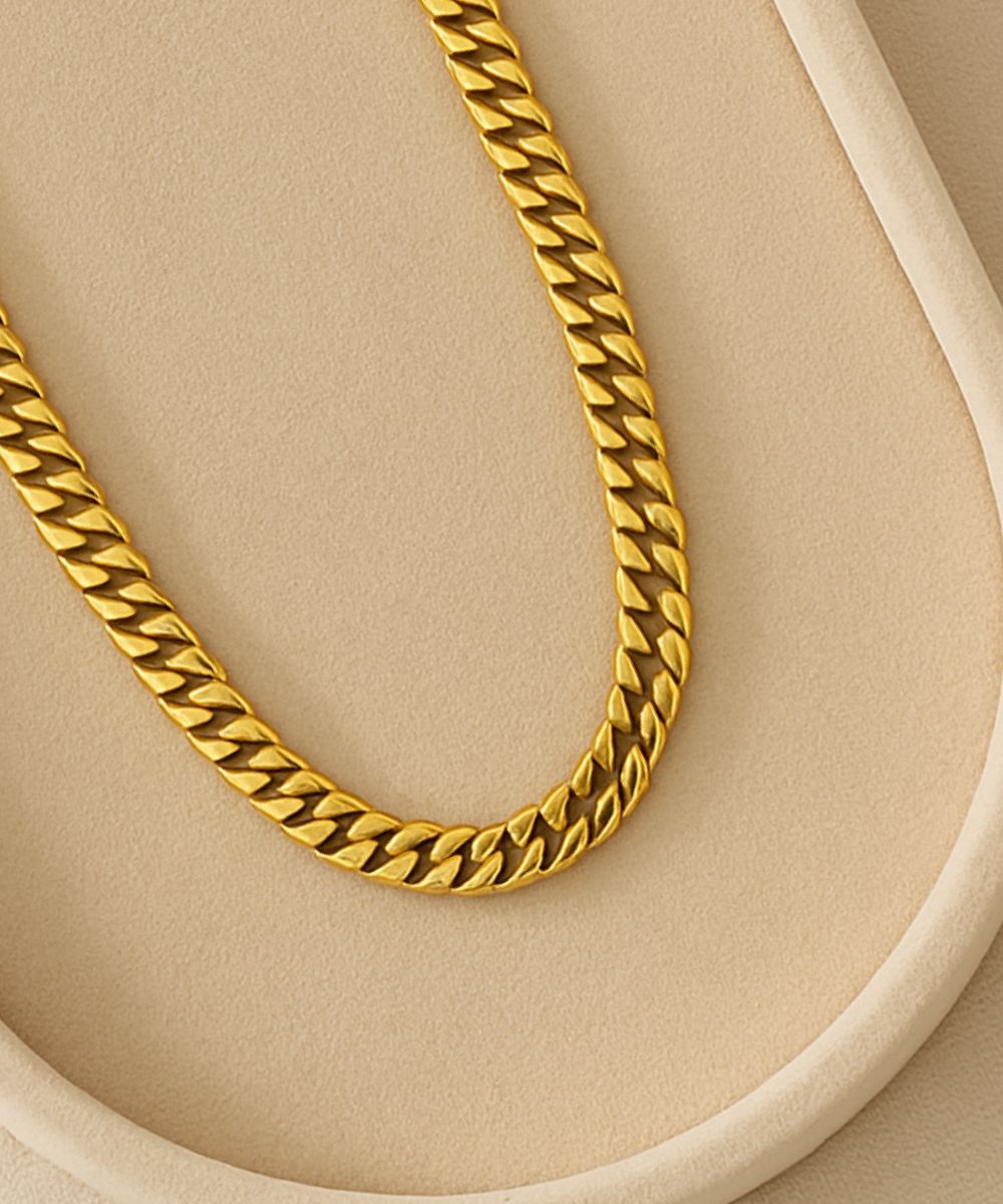 Modella che indossa la Collana Groumette, un accessorio resistente e confortevole per un look di personalità - Suntime Moda