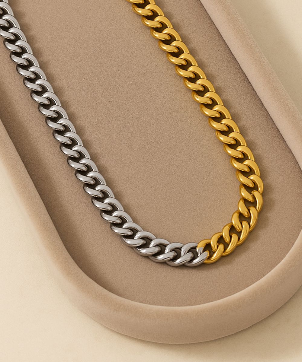 Vista ravvicinata della Collana Bicolor Dualux, l'accessorio perfetto per valorizzare ogni outfit - Suntime Moda
