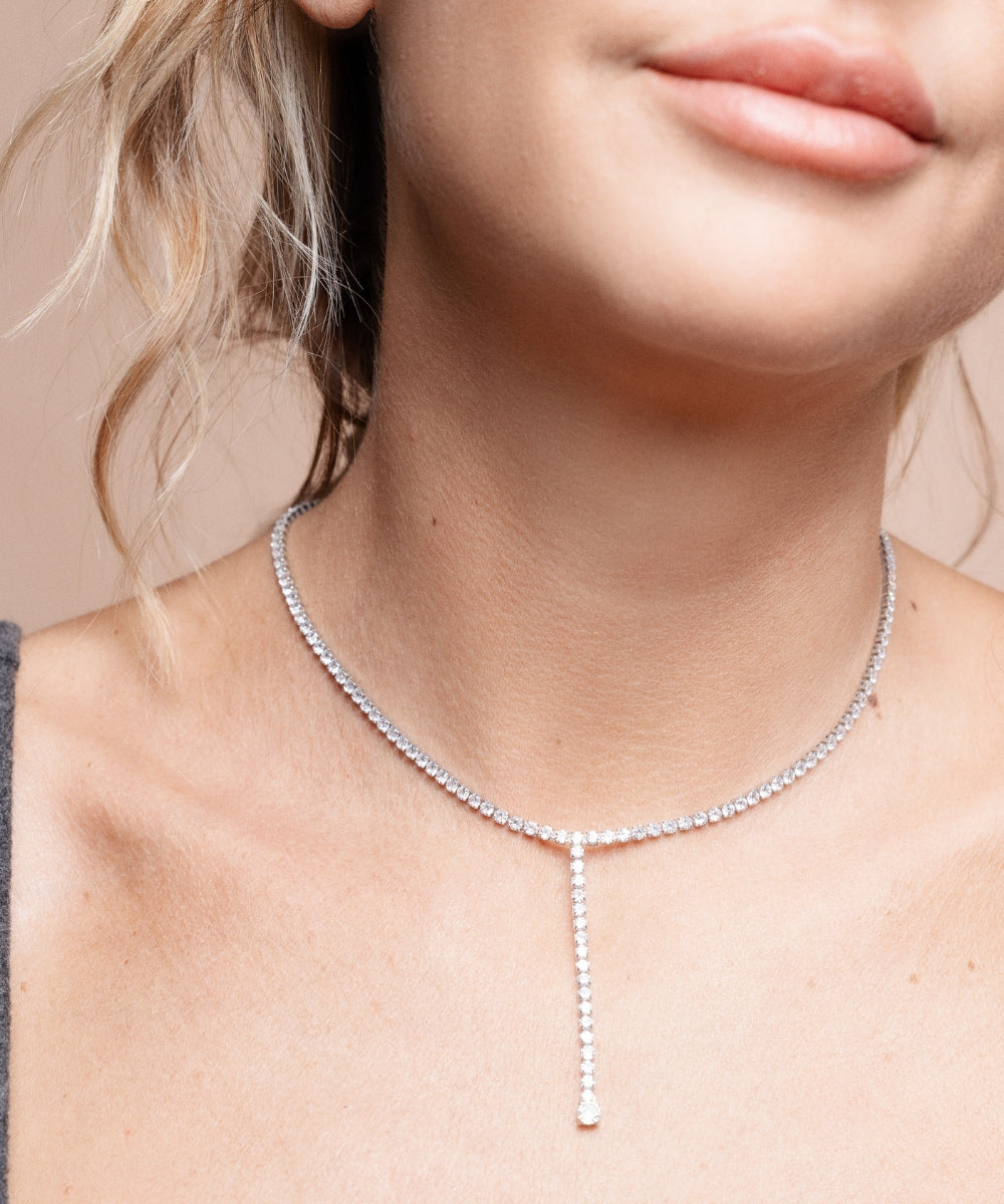 Primo piano della collana Luce, il dettaglio prezioso ideale per valorizzare la bellezza con stile e classe - Suntime Moda