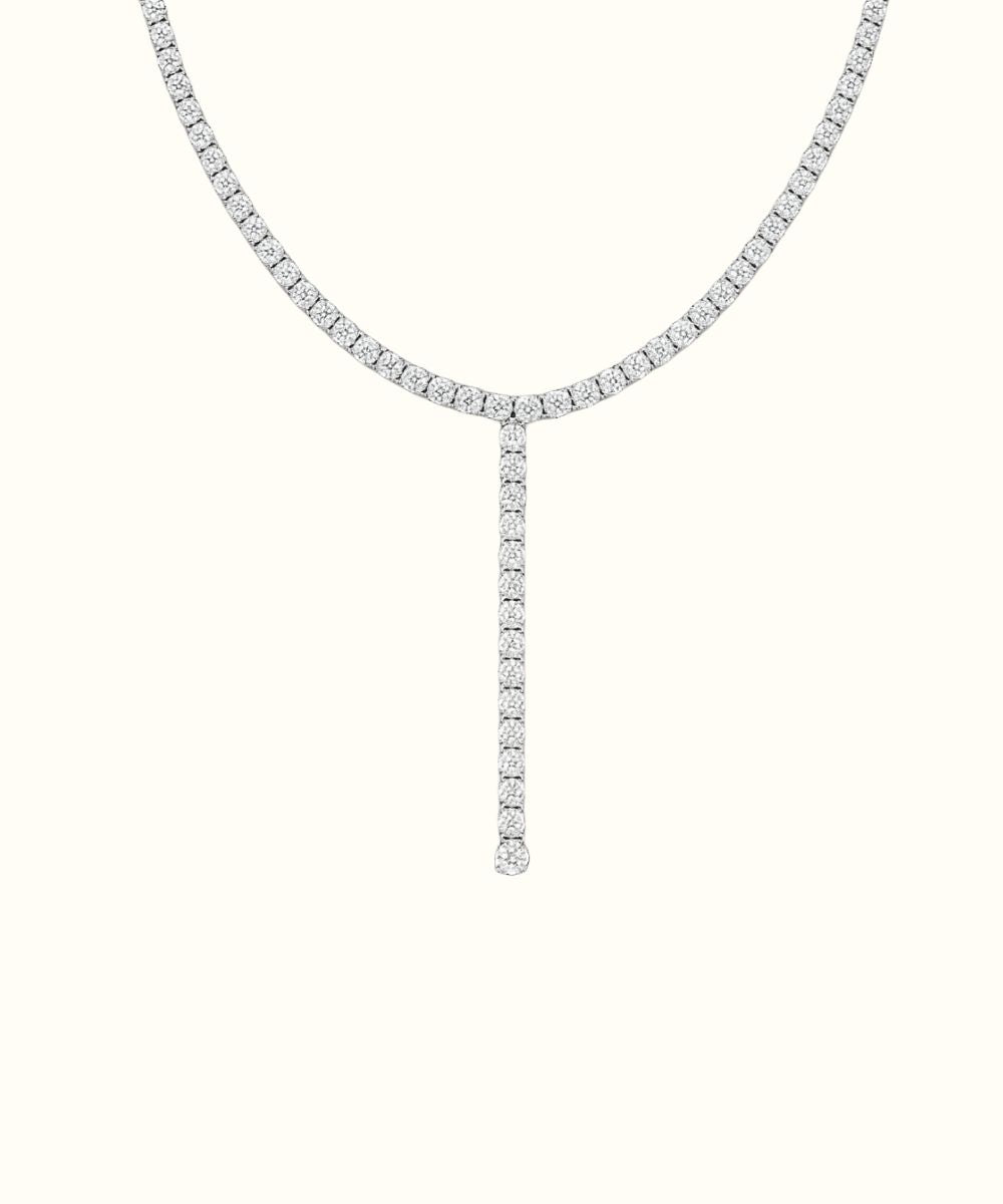 Collana modello Luce in stile tennis con pietre incastonate che riflettono intensamente la luce su sfondo bianco - Suntime Moda