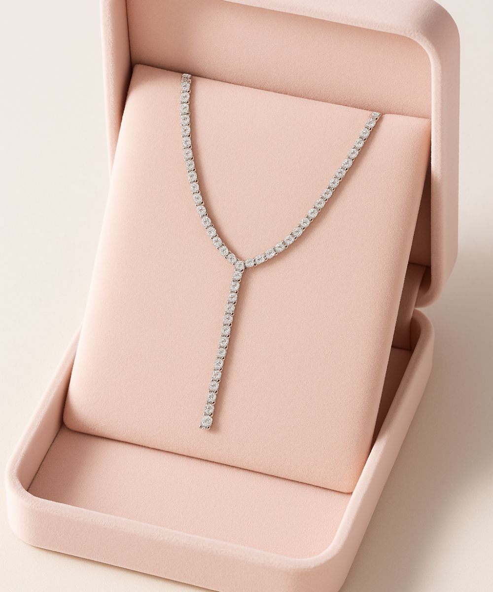 Dettaglio della collana Luce che mostra l'eleganza della montatura e la brillantezza delle pietre per un look sofisticato - Suntime Moda