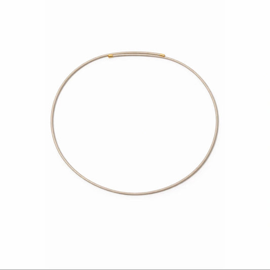Cordino magnetico multifunzione di colore beige avvolto a doppio giro con terminali dorati - SUNTIMEMODA