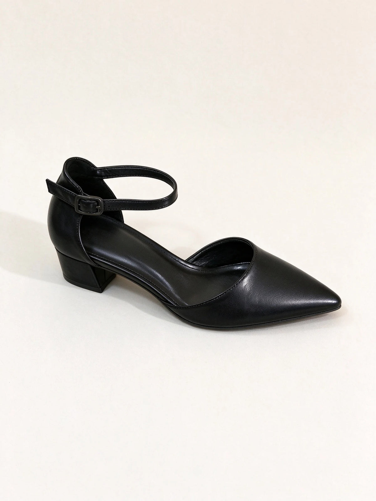 Décolleté nera da donna a punta in ecopelle liscia, con cinturino regolabile alla caviglia e comodo tacco largo basso, modello X8061 - SUNTIMEMODA