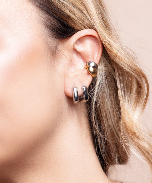 Modella che indossa ear cuff bicolor sulla parte alta dell'orecchio (cartilagine) abbinato ad altri orecchini - Suntime Moda