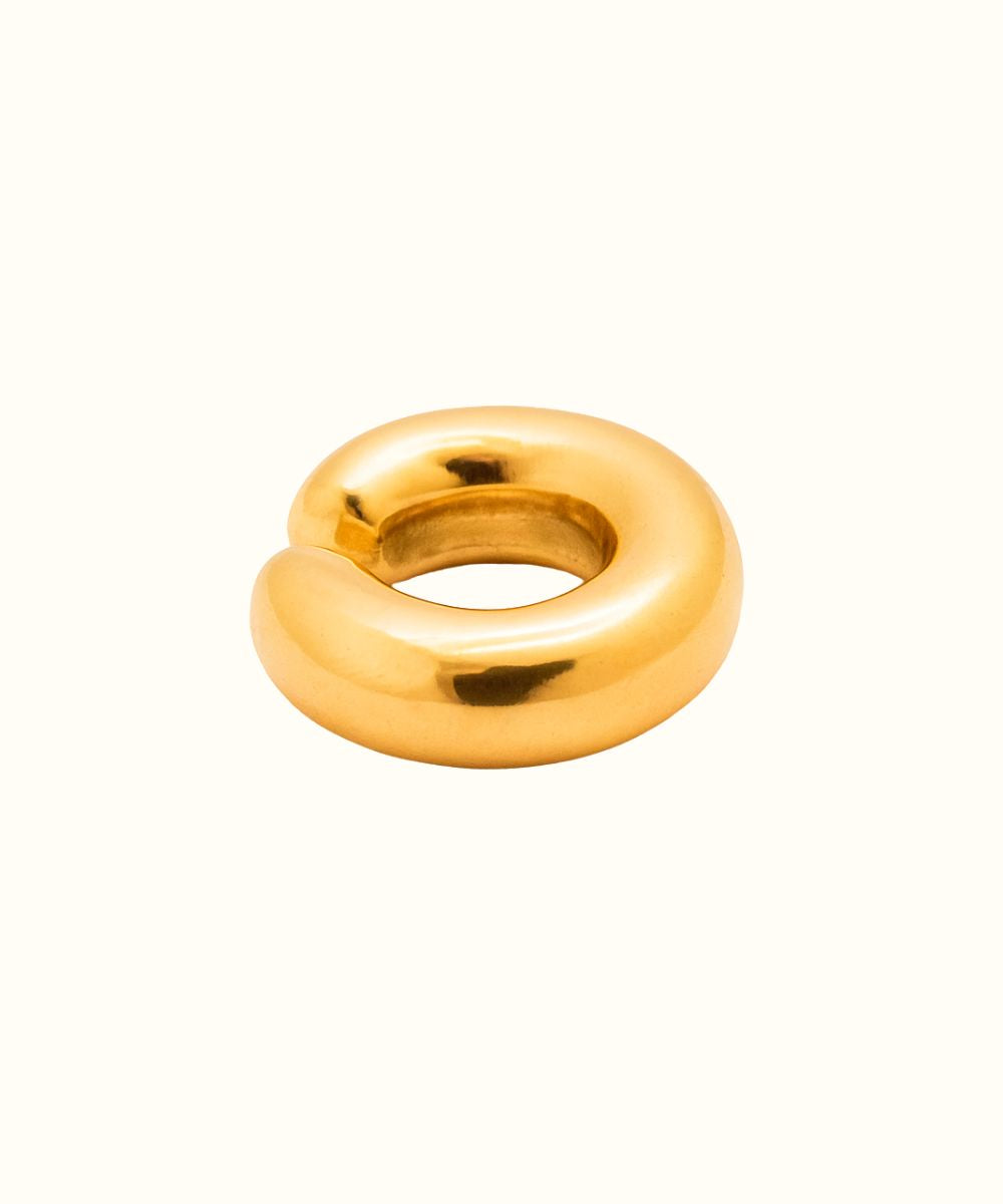 Ear cuff basic in oro dal design bombato e liscio, orecchino senza buco vista laterale - Suntime Moda