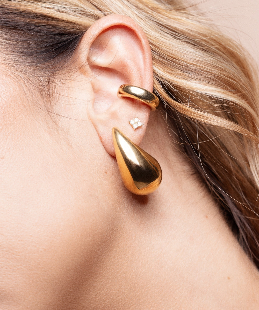 Modella che indossa ear cuff basic bombato sulla parte alta dell'orecchio (cartilagine) abbinato ad altri orecchini - Suntime Moda