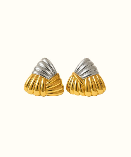 Coppia di orecchini a lobo forma triangolare design vintage bicolore oro e argento su sfondo bianco - Suntime Moda