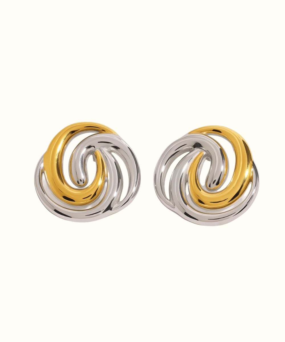 Orecchini a lobo modello Spiral Bicolor con design a nodo intrecciato in oro e argento su sfondo bianco - Suntime Moda