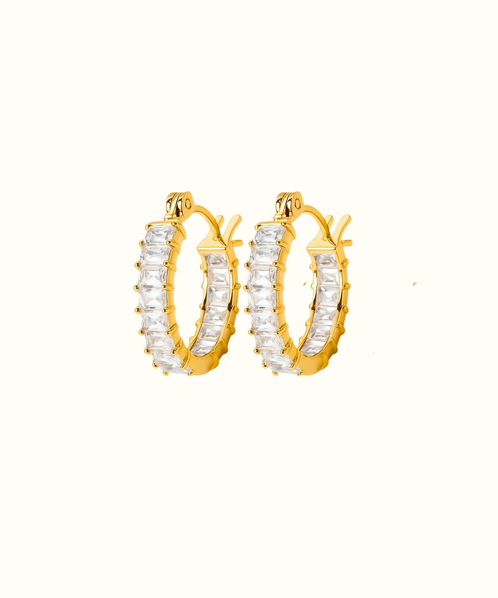 Dettaglio orecchini a cerchio in oro con fila di zirconi bianchi taglio princess incastonati internamente ed esternamente - Suntime Moda