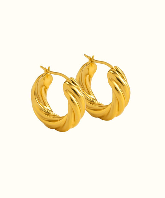 Paio di orecchini a cerchio modello Waves con design torchon in oro giallo su sfondo bianco - Suntime Moda